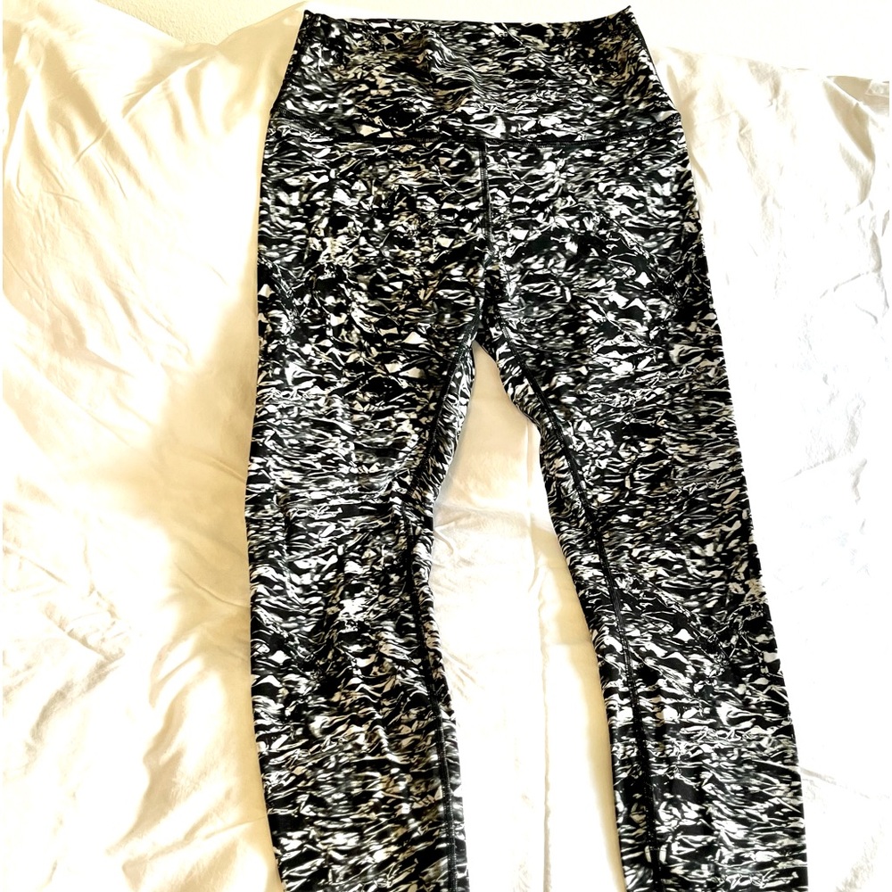 🍋 EUC Lululemon tights; super cute in black and white, size 8